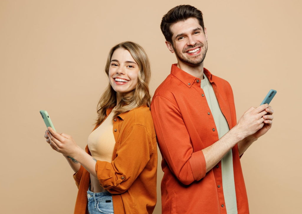 携帯電話を持っているカップル